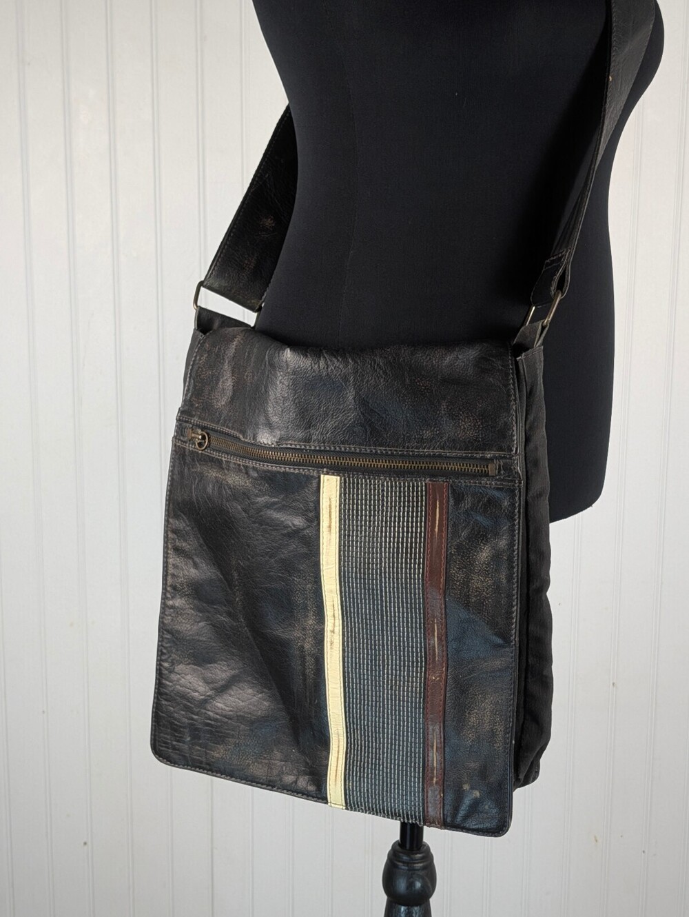 Classic Wilsons Leather Black Messenger Bag – Distressed Vintage Style